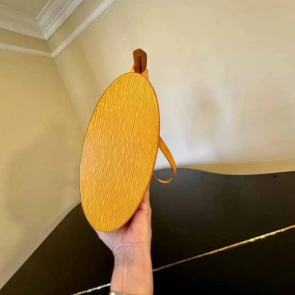 Louis Vuitton Authentic Luxury Vintage Retro Minimalist Epi Saint Jacques Bag - Picture 11 of 17